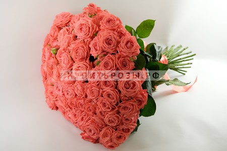 Букет роз Коралловые кустовые розы купить в Москве недорого